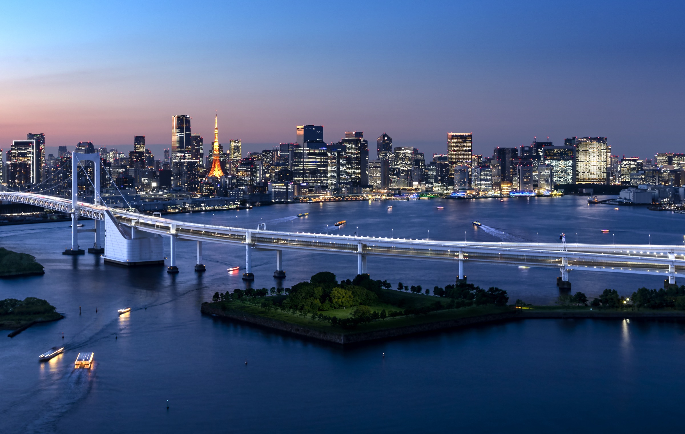 レインボーブリッジと東京タワーを望むマジックアワーの東京湾