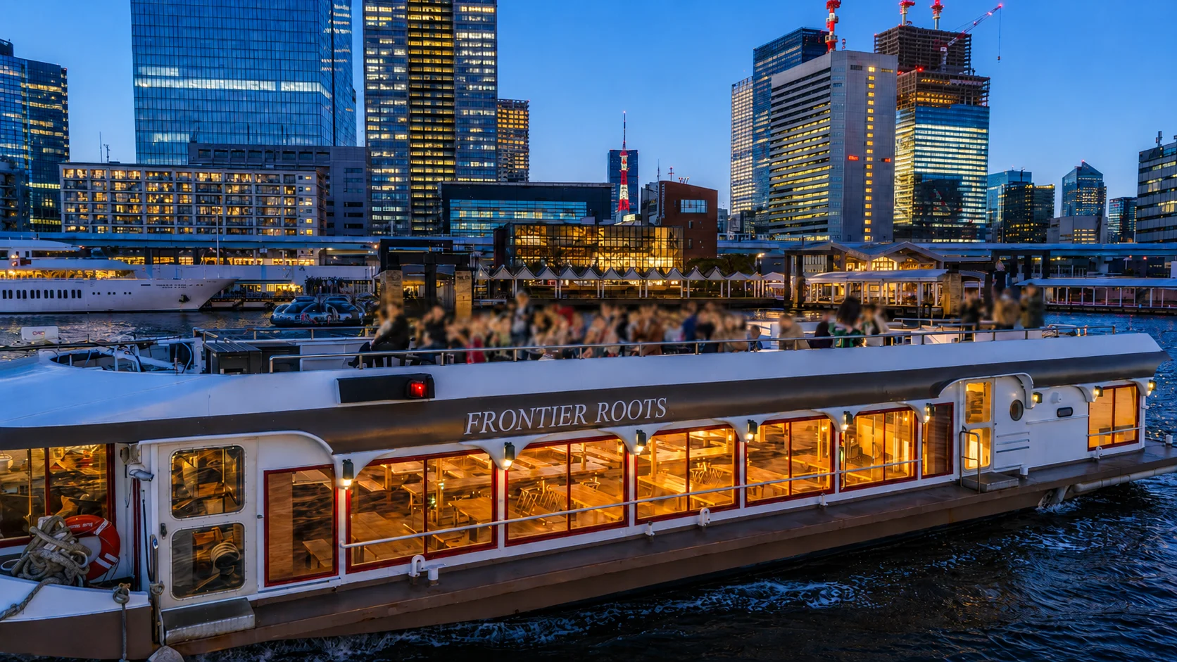 竹芝を出航する PARTY CRUISE の船 Frontier Roots