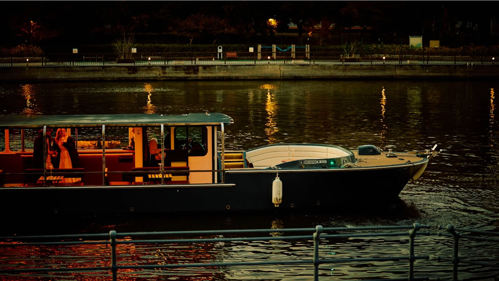 夜の運河を進む LOUNGE CRUISE の船 Waterways III